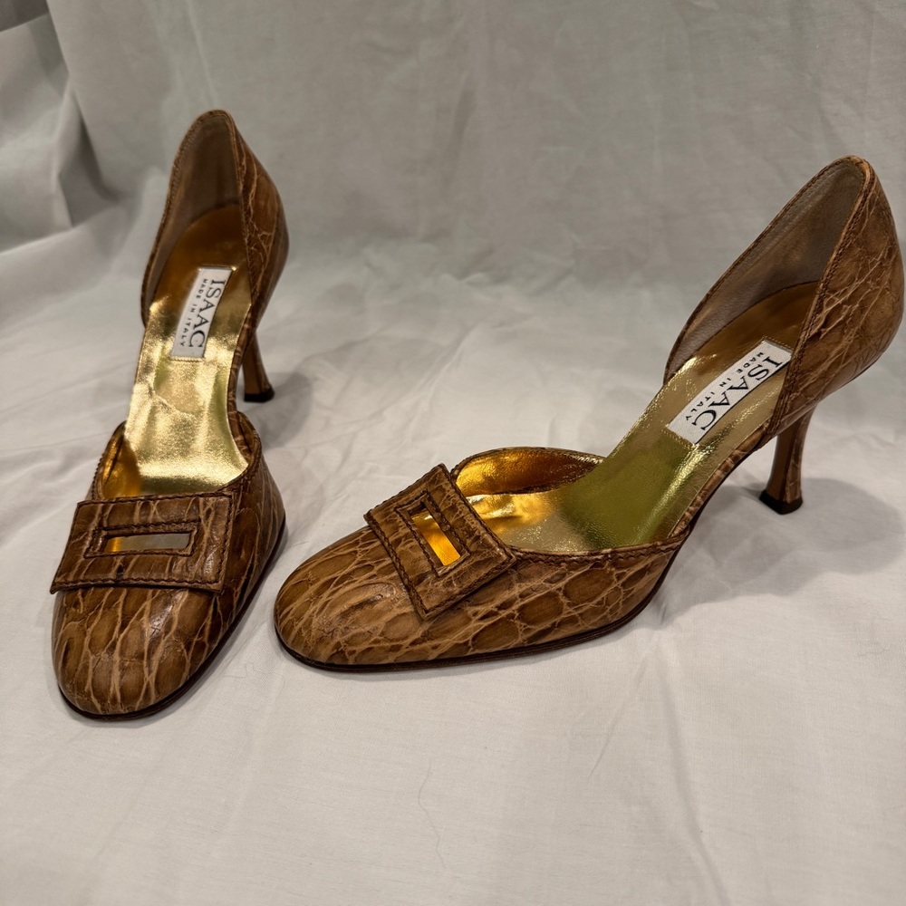 Vintage Isaac Mizrahi tan croc embossed leather heels
